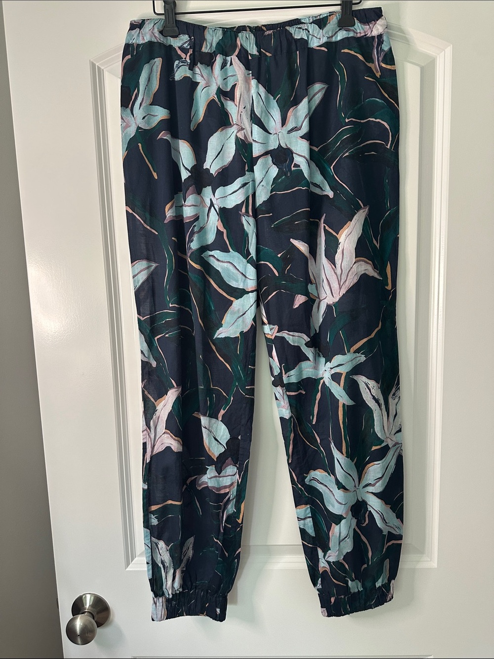 Tory Burch Floral Ankle-Length Cropped Pants in Navy